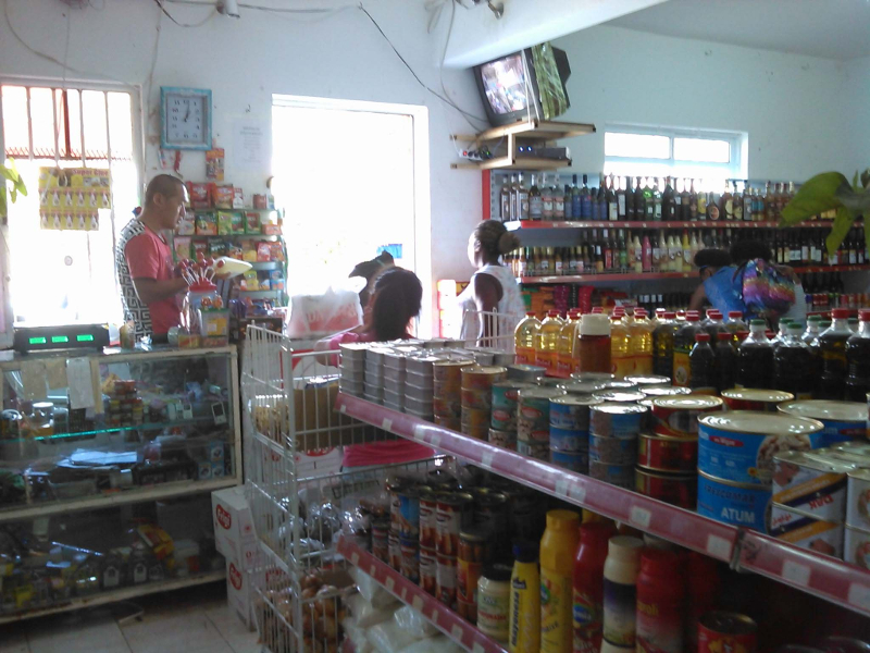 Interior de una tienda china en el centro de la ciudad de Tarrafal, en la isla de Santiago de Cabo Verde